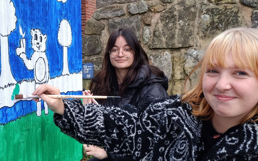 Selin und Dana färben 3. Stromkasten in Schüttorf bunt!